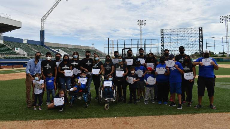 Los pequeños reciben su constancia de participación.