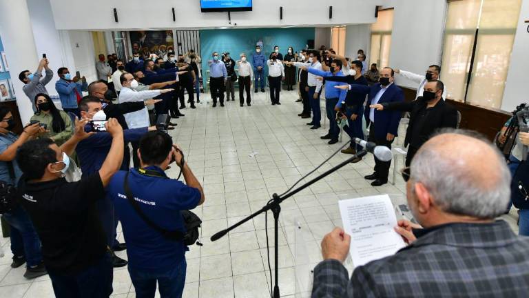 Los integrantes del Consejo Municipal de Seguridad Pública rinden protesta en Cabildo.
