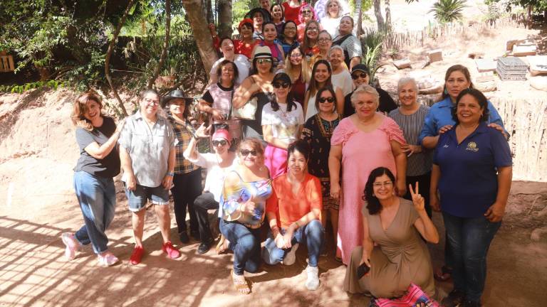 Las participantes en el Tercer Encuentro de Escritoras Sinaloenses se toman la fotografía del recuerdo en el desayuno que tuvieron en la comunidad de La Noria.