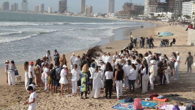 Ceremonia del Equinoccio de Primavera en la Playa Norte, en Mazatlán.