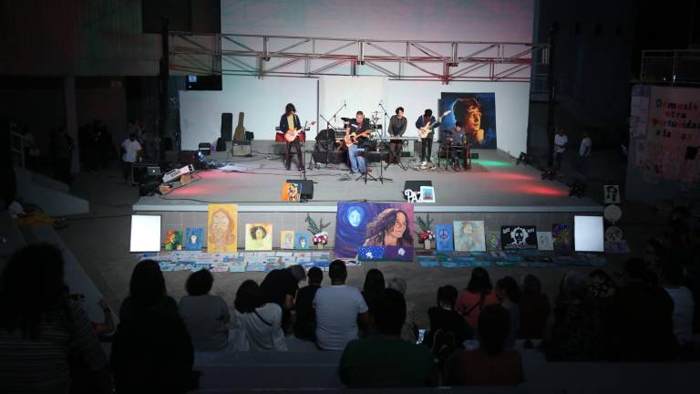 El colectivo Ciudadanos por la Paz celebró el 42 aniversario de la muerte de John Lennon.