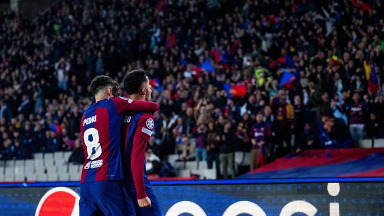 Joao Cancelo celebra su gol para el Barcelona, que se impuso al Porto para clasificarse a los octavos de final.