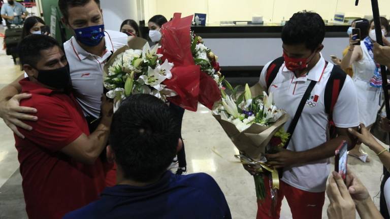 José Luis Rubio y Josué Gastón Gaxiola, a su llegada al Aeropuerto Internacional de Culiacán.