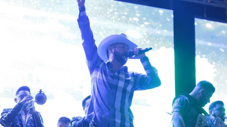 Toño Lizárraga se presentó en el festejo del Día de las Madres que organizó el Gobierno Municipal y el Sistema DIF en el Parque Central.