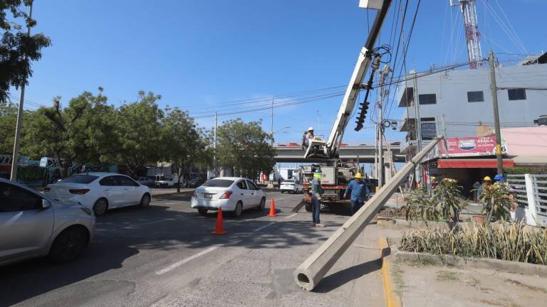 Trabajadores realizaron este miércoles conexiones eléctricas en los nuevos postes del Libramiento Colosio.