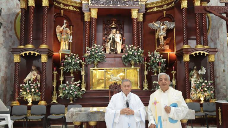 Mario Espinosa Contreras bendijo el nuevo retablo de la parroquia.