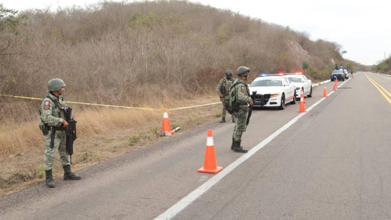 Sobre la autopista Mazatlán-Durango fue localizado un hombre asesinado.