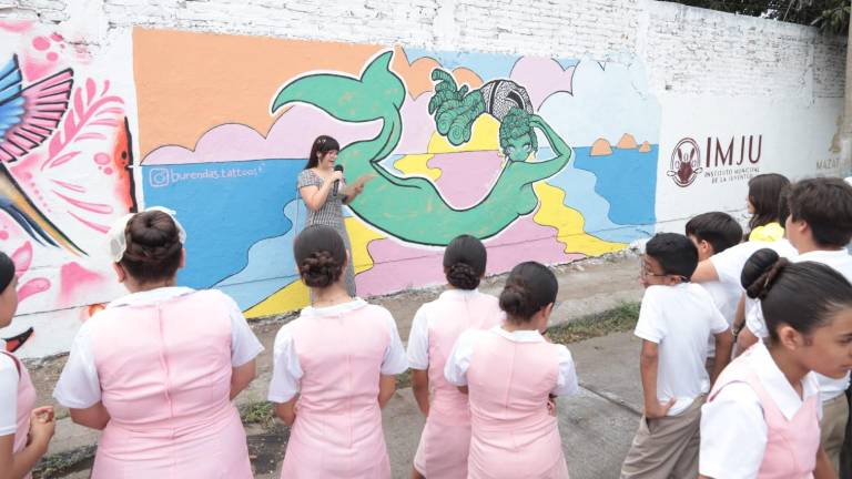 Los murales elaborados por jóvenes artistas en la Secundaria General 1 reflejan elementos icónicos de Mazatlán.