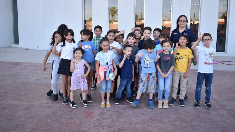 Los más pequeños de la casa asisten al inicio del FestiOwen, en la Biblioteca Pública Gilberto Owen, en Culiaçán.