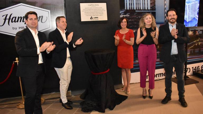 Javier Gaxiola, Juan Manuel Ramírez Gómez, Solange Torán, Janeth Tostado y Ricardo Velarde colocan la primera piedra.