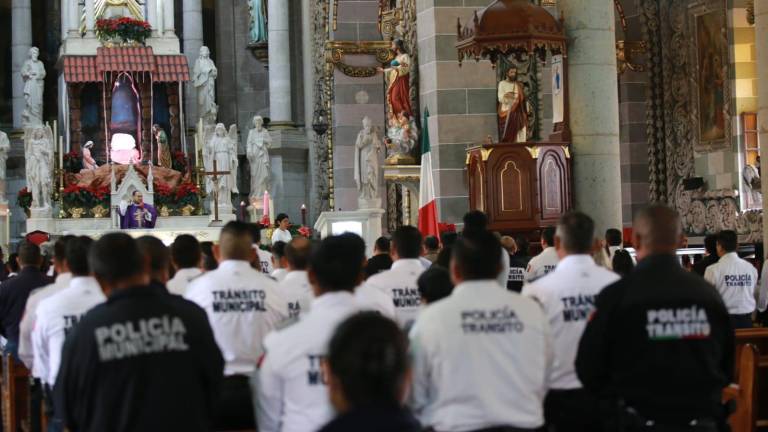 En misa en la Catedral Basílica de Mazatlán, el sacerdote Adán Pazos agradece la labor de los agentes de Tránsito Municipal.