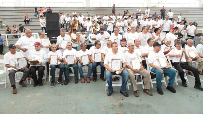 Un total de 35 homenajeados desfilaron para recibir su reconocimiento.