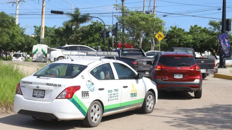El cruce de la avenida Rafael Buelna con Las Torres, en Mazatlán, permanece sin semáforo, lo que provoca congestionamiento vehicular.