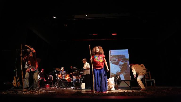 El Colectivo de Artistas Independientes ofreció una pieza multidisciplinaria.