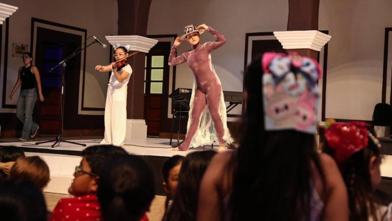 Alumnas de la Escuela Superior de Danza de Sinaloa presentaron ‘El tren de Goyo’.