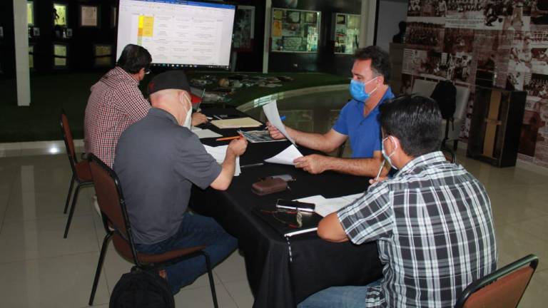 Directivos del Salón de la Fama de Culiacán y del Imdec en la reunión de trabajo.