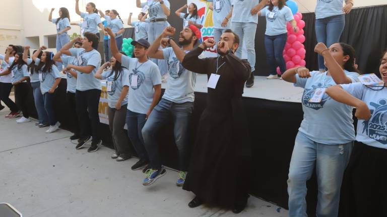 Jóvenes participan en diversas actividades como parte de la Pascua Juvenil de Mazatlán 2025 celebrada en la casa pastoral de la Sagrada Familia.