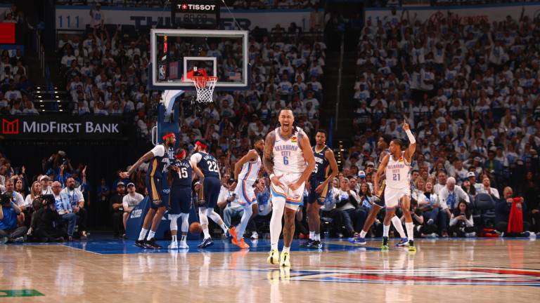 Jaylin Williams celebra dos puntos para el Thunder de Oklahoma City.