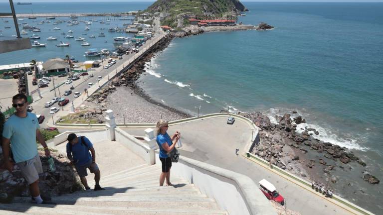Turistas recorren uno de los puntos de Mazatlán.