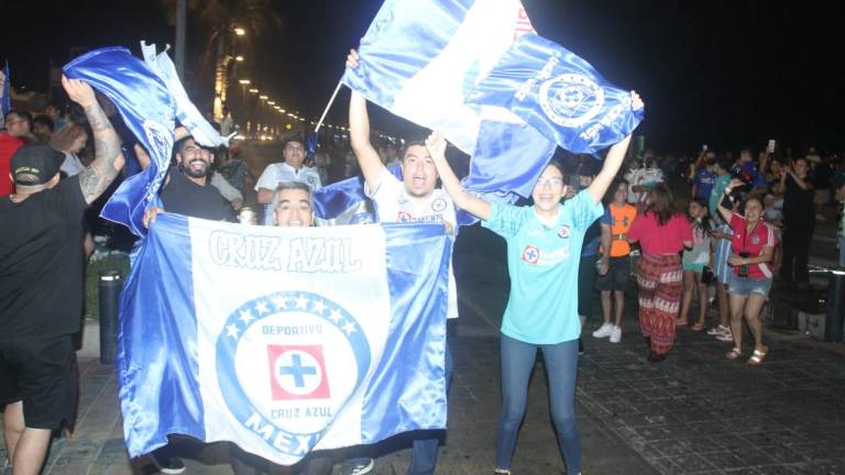 Los aficionados celestes festejan en el Malecón.