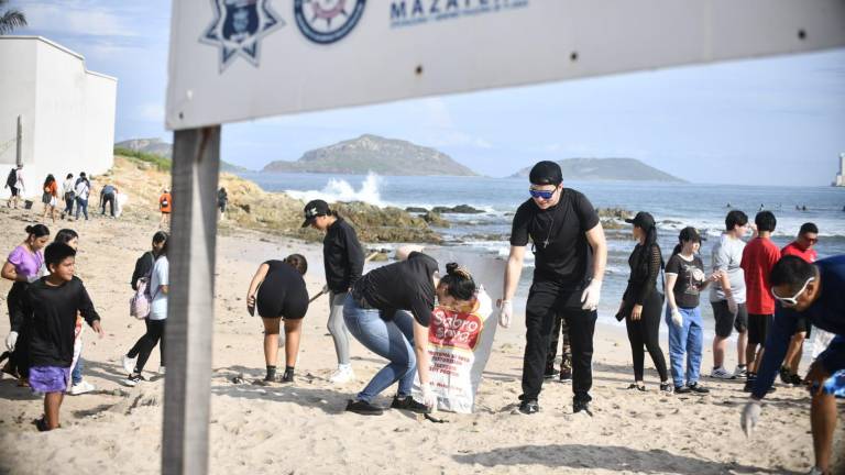 Voluntarios realizaron labores de limpieza en Playa Pinitos, una zona actualmente saturada por comercio informal que limita el acceso para las familias.