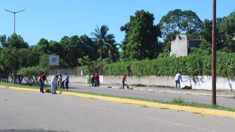 Jornada de limpieza en Rosario tras el paso del huracán Orlene.