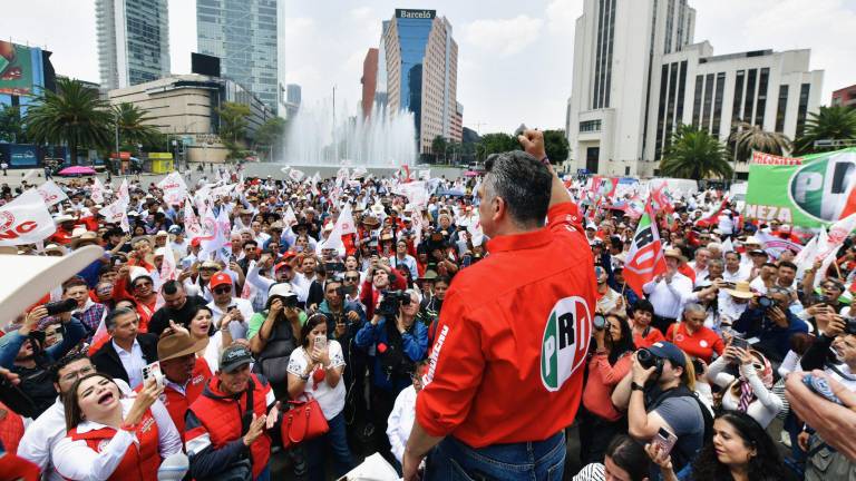 Alejandro Moreno Cárdenas encabezó una marcha en la Ciudad de México tras la pelea con Gerardo Fernández Noroña.