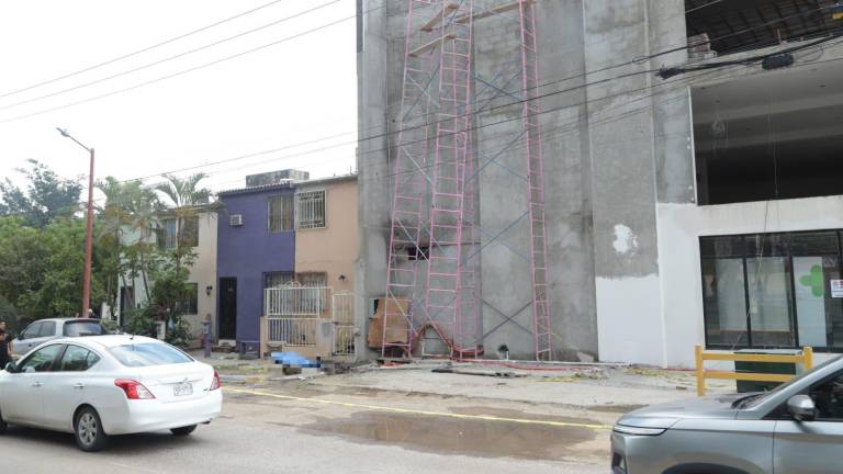 Edmundo “N”, falleció tras recibir una descarga eléctrica mientras maniobraban un andamio en una obra de construcción.