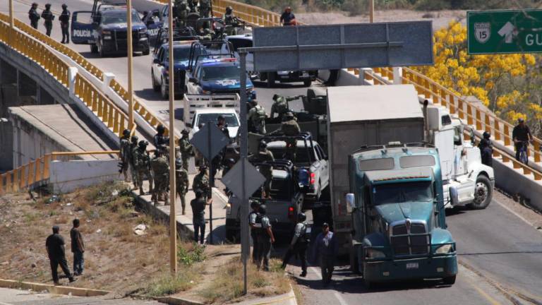 Operativo para retirar los vehículos que bloqueaban el paso en el puente sobre el río Baluarte, en la salida sur de Rosario.