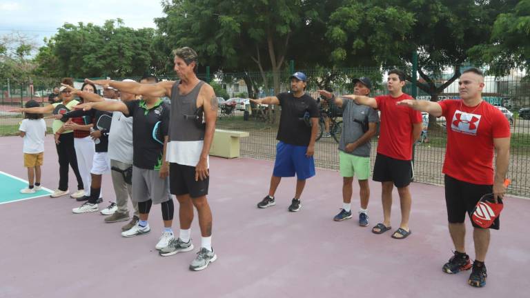 Los jugadores rinden la protesta deportiva.