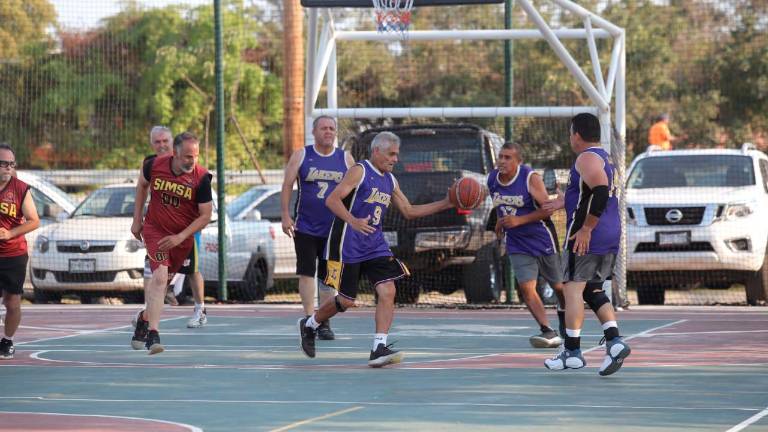 SIMSA (rojo) poco pudo hacer para evitar el descalabro ante Vector “B”, en el Torneo Maxibaloncesto.