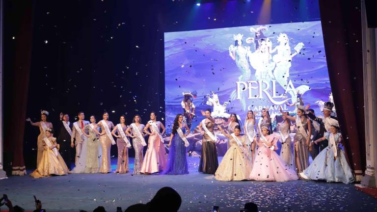 Entre aplausos, gritos de apoyo y ruido de matracas presentaron a los candidatos a los diferentes reinados del Carnaval de Mazatlán 2025.