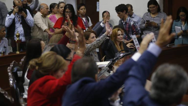 Diputados votan a favor de la reforma constitucional para prohibir el maltrato animal.
