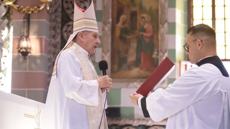 Monseñor reiteró el llamado a los padres de familia para que cuiden que sus hijos no sean flojos y les pongan quehaceres.