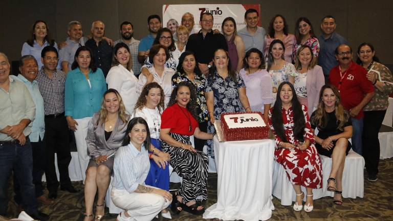 Periodistas de la Asociación 7 de Junio brindan homenaje a la maestra “Techa”.