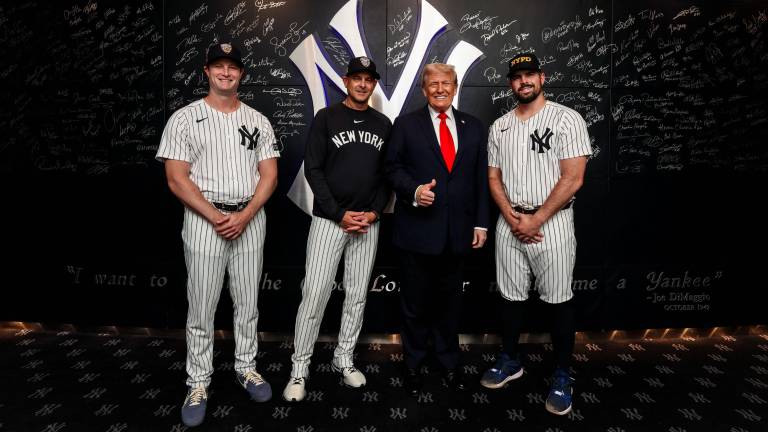 Donald Trump recuerda el 9/11 con visita a Yankee Stadium.