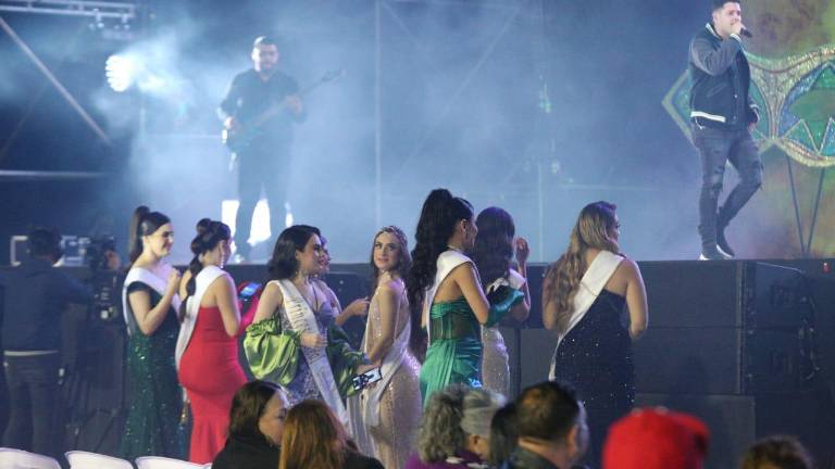 Grupo Plan de Escape, liderado por Sergio Lizárraga Junior, abre el evento para la coronación del Rey del Carnaval.