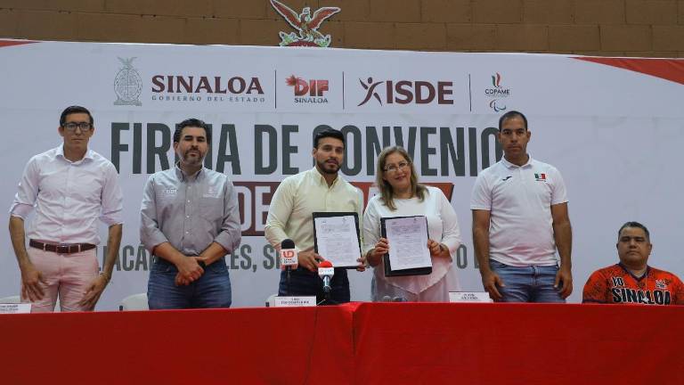 Julio César Cascajares y Liliana Suárez Carreón muestran el convenio firmado.