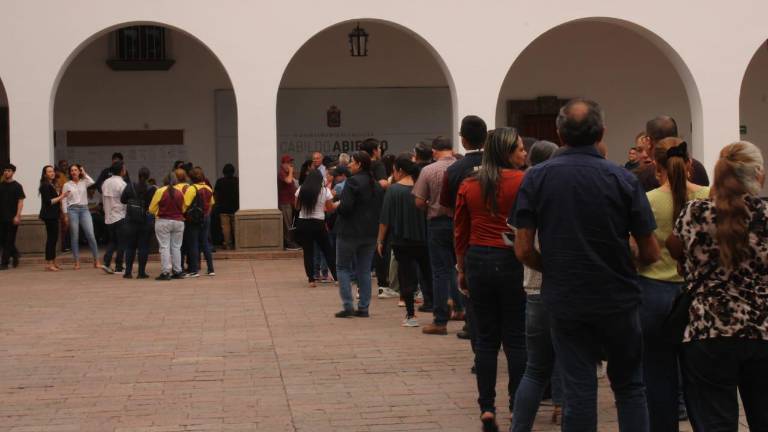 Entrega de lentes para observar de manera segura el eclipse solar del lunes.
