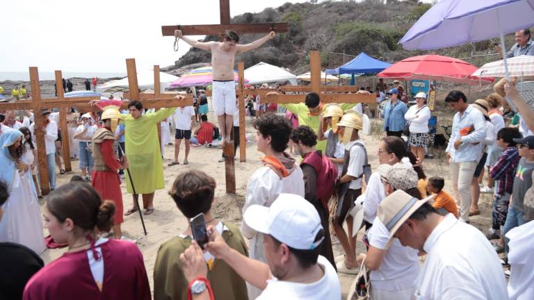 Representación del Viacrucis en la playa en Mazatlán.