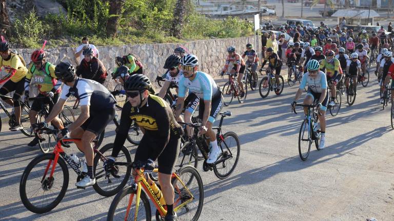 La salida del Gran Fondo Mazatlán 2021, en las flotas pesqueras del Paseo del Centenario.