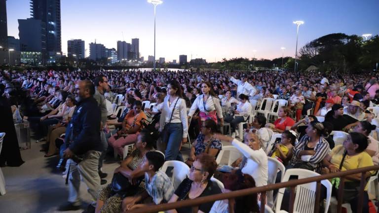 Familias acudieron este viernes a disfrutar de música en vivo, rifas y otras actividades organizadas en el marco del Día de las Madres.