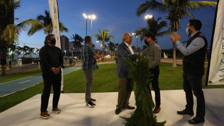 El Presidente Municipal indicó que hoy solo se inauguró una parte de las lámparas, pero que próximamente toda la avenida quedará iluminada.