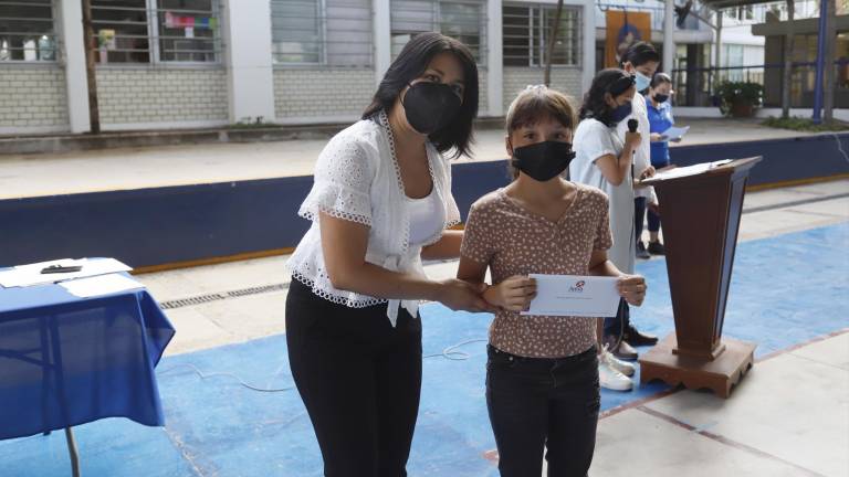 Los alumnos recibieron sus reconocimientos de manos de los directivos.