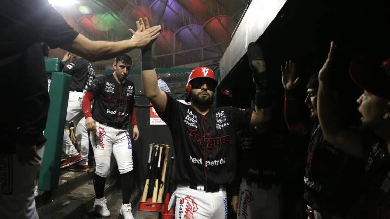 Christopher Escárrega es felicitado tras su jonrón para Venados de Mazatlán.
