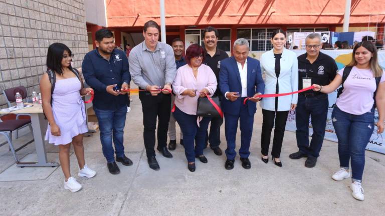 Corte de listón del concurso de regional de ciencia y tecnología PM Pacífico, en Mazatlán.