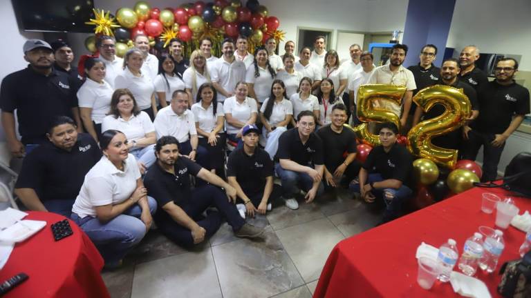 Festejan con convivencia colaboradores de Datemex Mazatlán 52 años de historia periodística.
