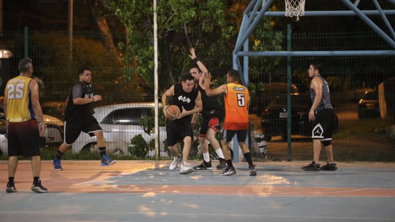 La Liga Veteranos de Baloncesto Municipal presentó interesantes duelos.