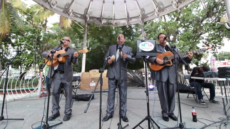 El Trío Azteca amenizó las ‘Tardes de bolero’, en el parque Eustaquio Buelna.