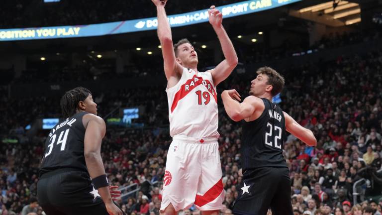 Jakob Poeltl logra dos de sus 30 puntos para los Raptors.